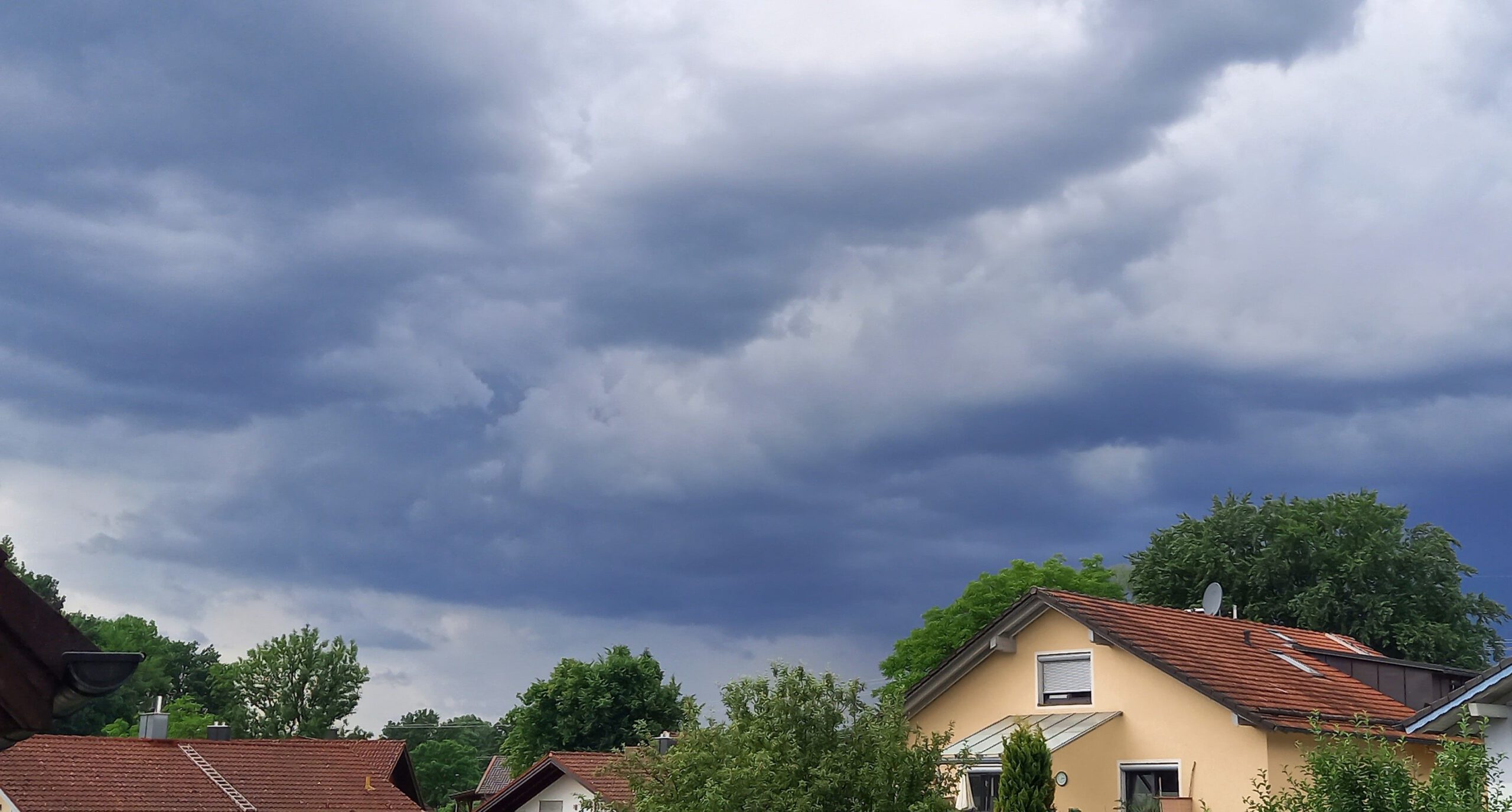 dunkler Himmel über Rosenheim