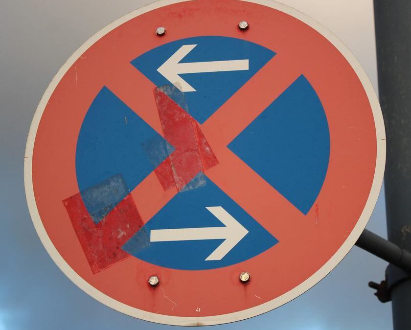 Verkehrszeichen auf Kopf gefallen