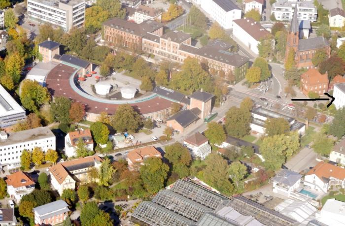 Luftaufnahme von Rosenheim mit Max-Bram-Platz und evangelischer Erloeserkirche