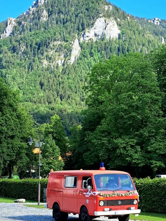 Roter Feuerwehr-VW-Bus vor Berg in Aschau