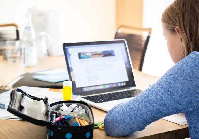 Homeschooling: Mädchen sitzt vor dem Laptop und lernt