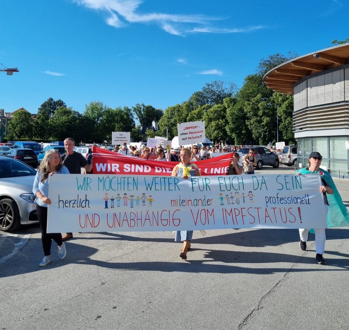 Demonstrationsteilnehmer mit Banner zum Thema auf der Loretowiese in Rosenheim