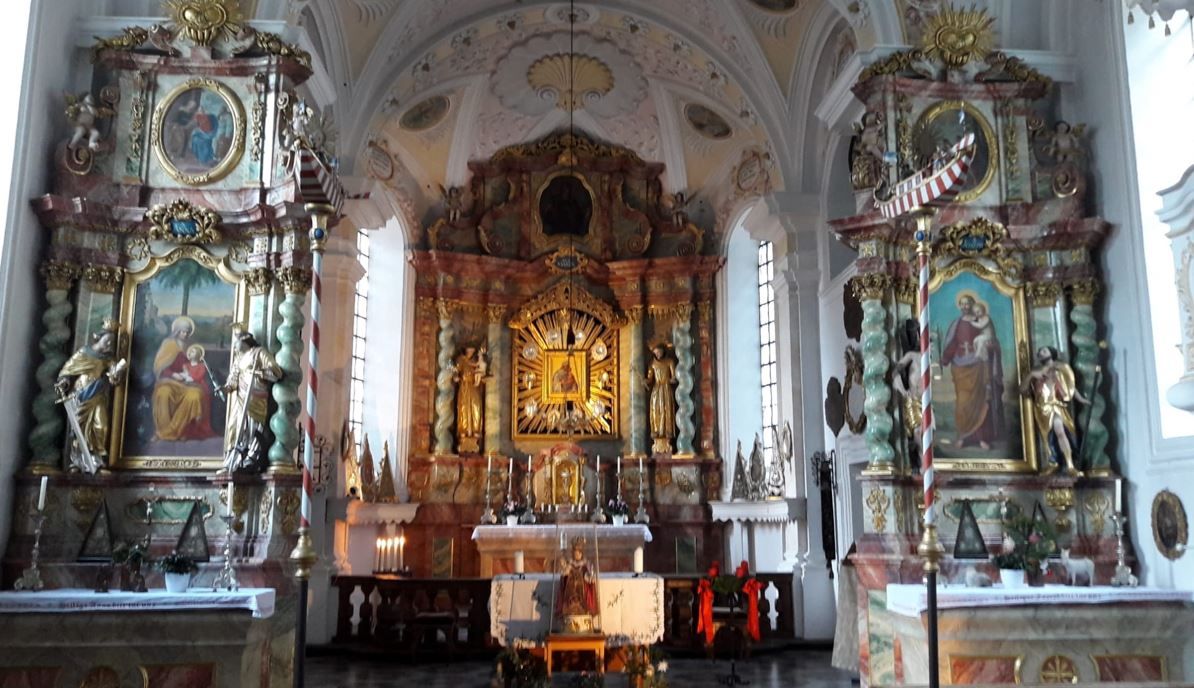 Blick auf den Altar der Wallfahrtskirche Kirchwald in Nussdorf