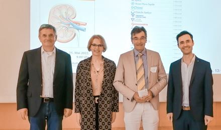 Nephrologietagung in Rosenheim. vier Ärzte und Ärztinnen vor Vortragswand im KuKo