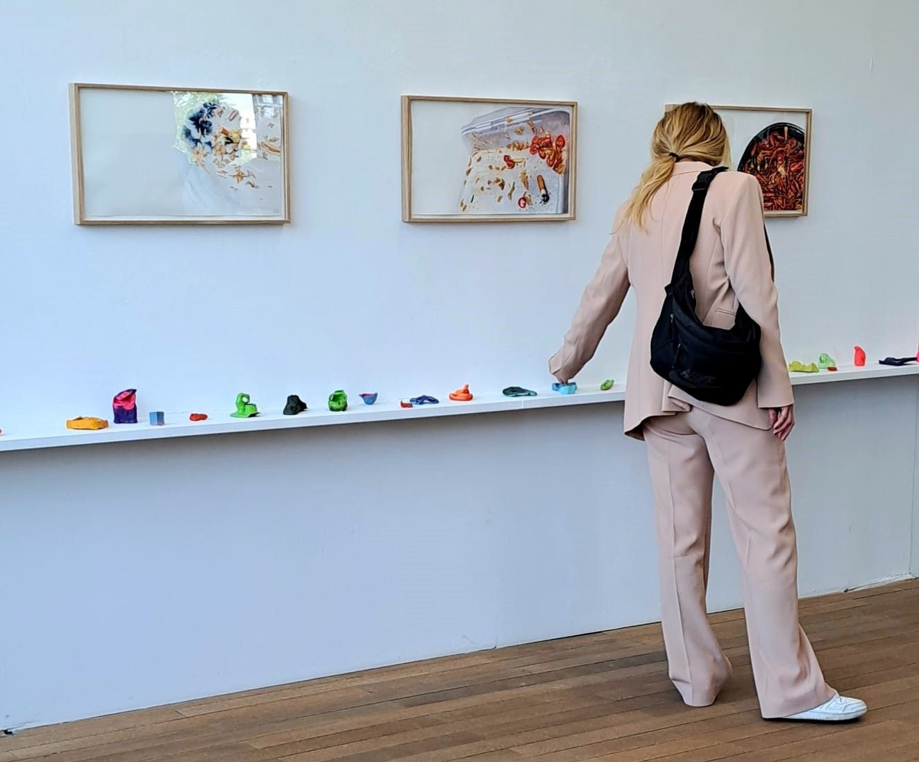 Frau sieht sich Ausstellung in Kunst-Mühle in Rosenheim an.