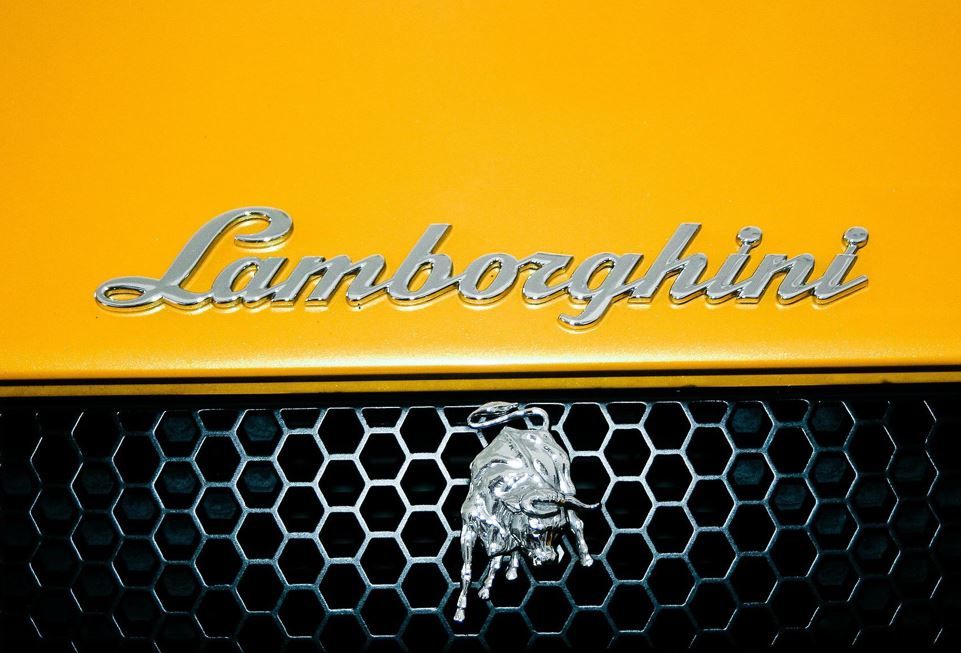 Lamborhini-Symbol vorne auf gelben Fahrzeug