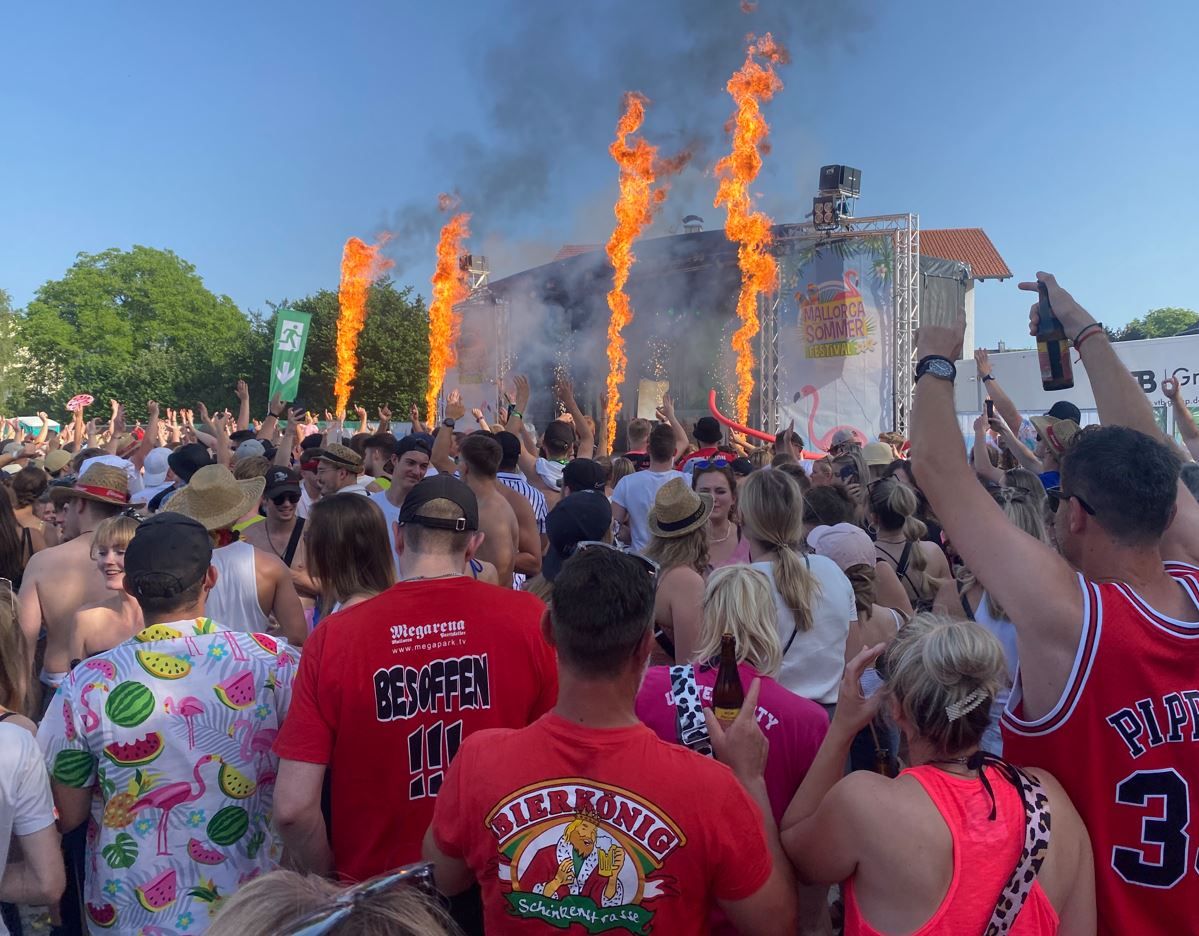 Tausende von Menschen feiern vor Bühne beim Mallorca-Festival in Bruckmuehl