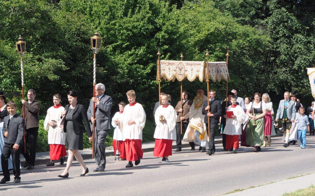 Fronleichnams-Prozession in Aising und Pang