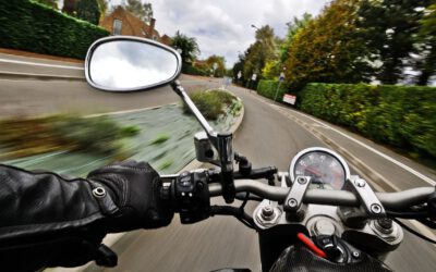 Motorradfahrer stürzt nach riskantem Überholmanöver – Polizei sucht Zeugen