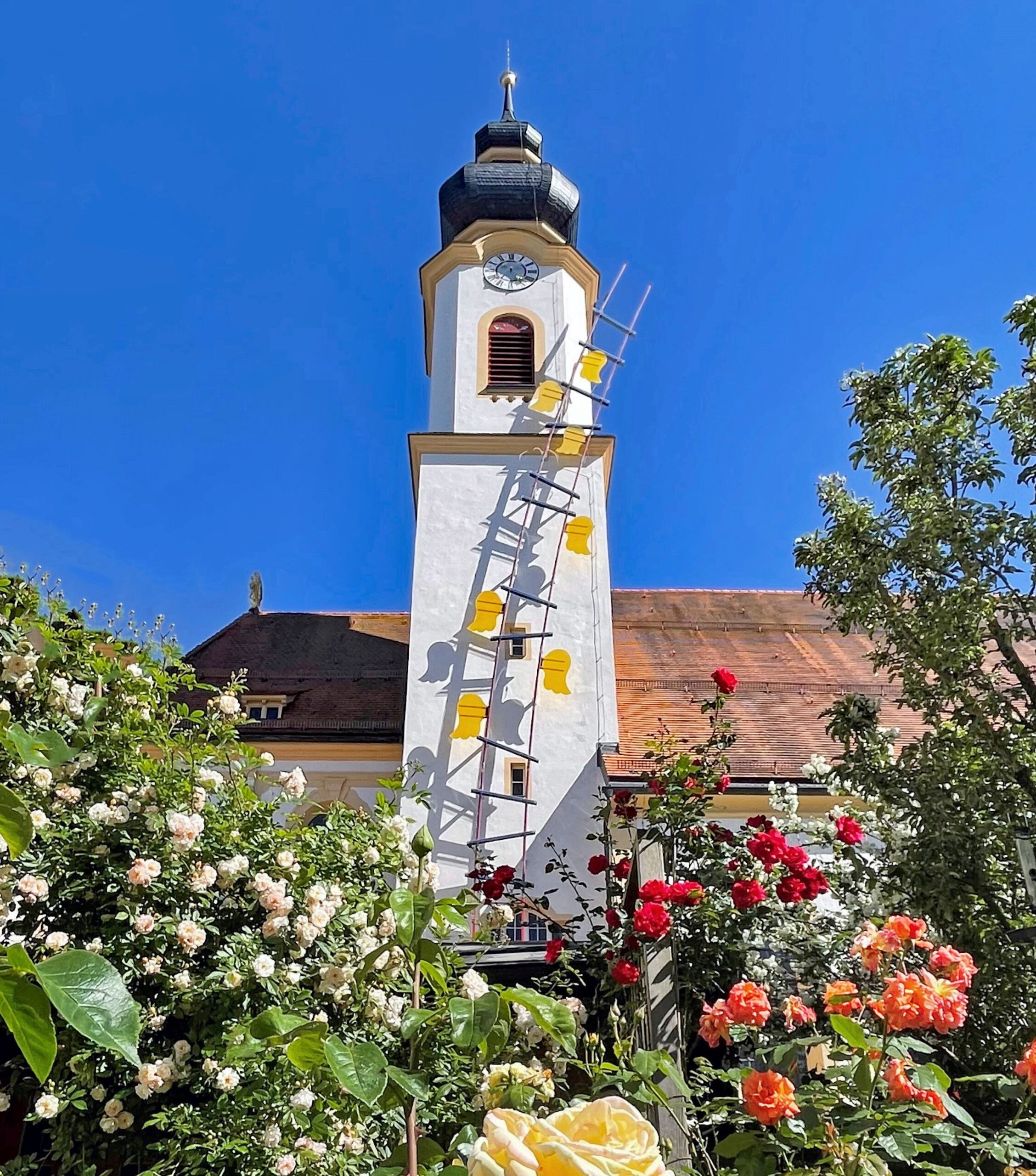 Kunstobjekt Himmelsleiter an Aschauer Kirche