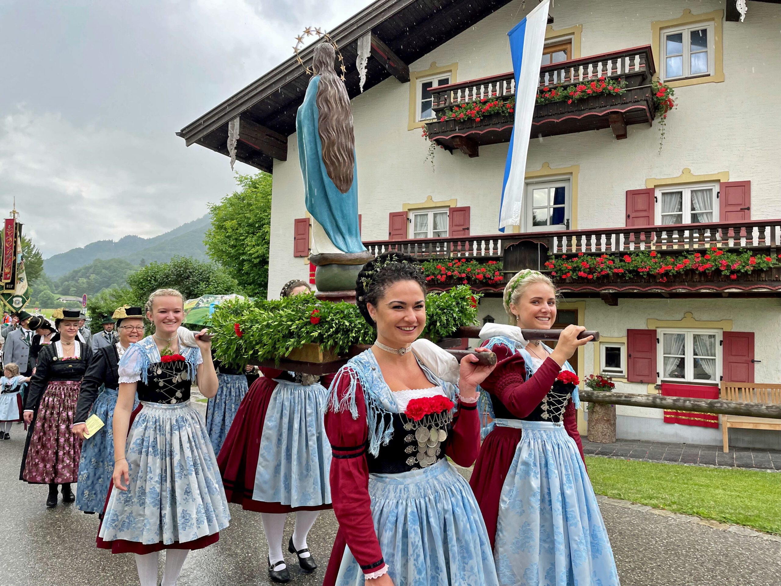 Fronleichnam Aschau im Chiemgau, Frauen in Tracht tragen Maria-Figur