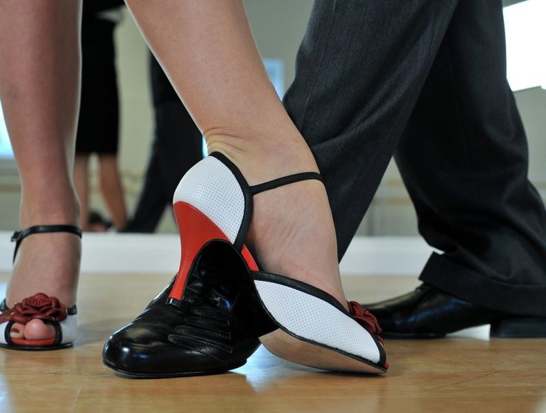 Tanz. Füße von Mann und Frau