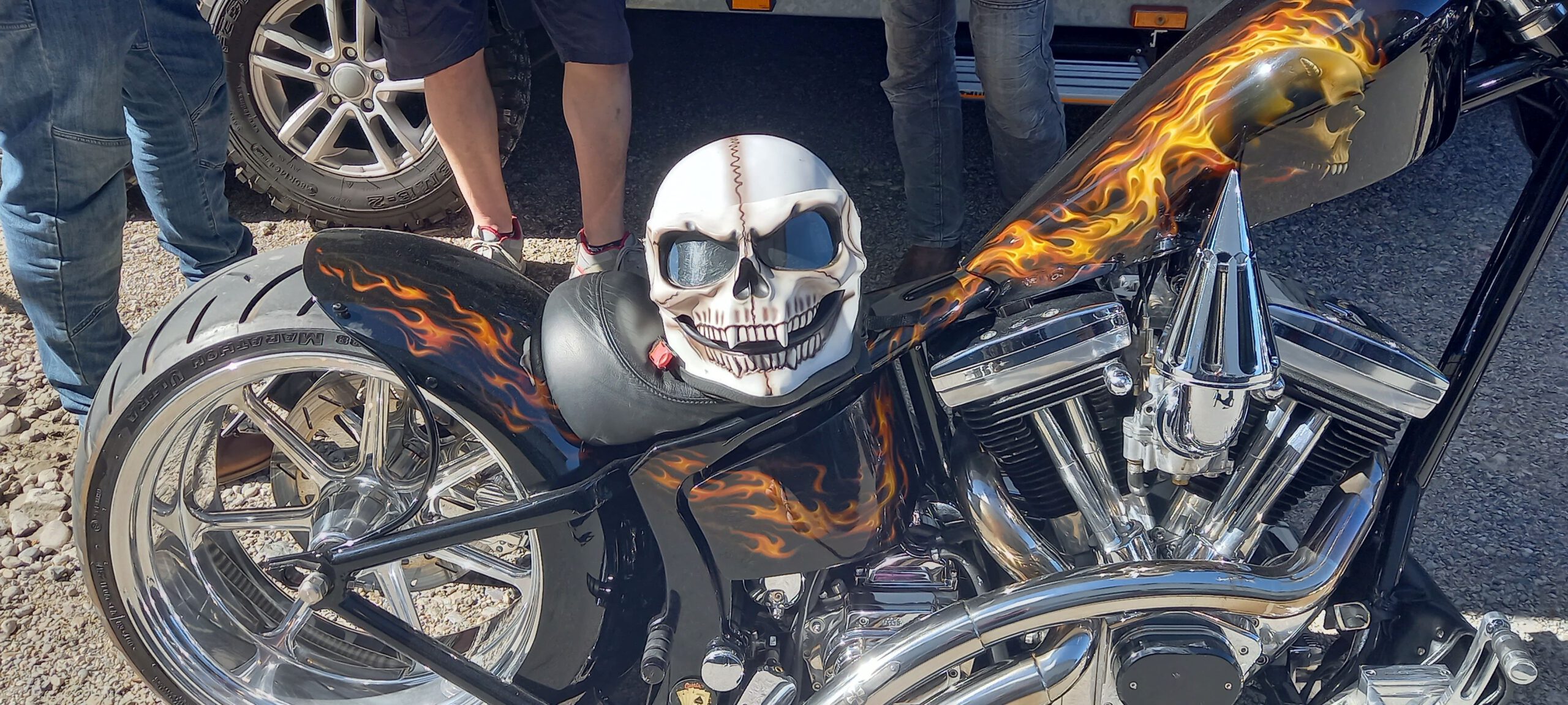 Totenkopf-Motorradhelm:US-Cars und Biker Treffen Kolbermoor