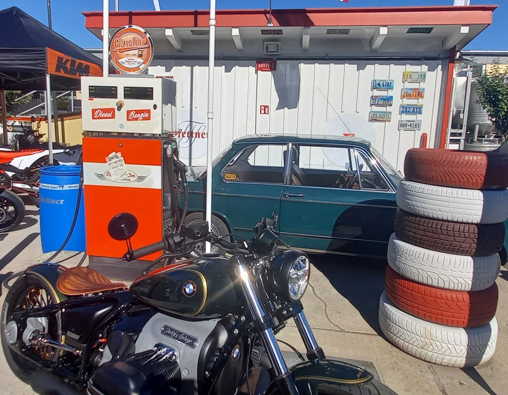 Bei dieser Tankstelle kommt Nostalgie auf - US-Cars und Biker Treffen Kolbermoor