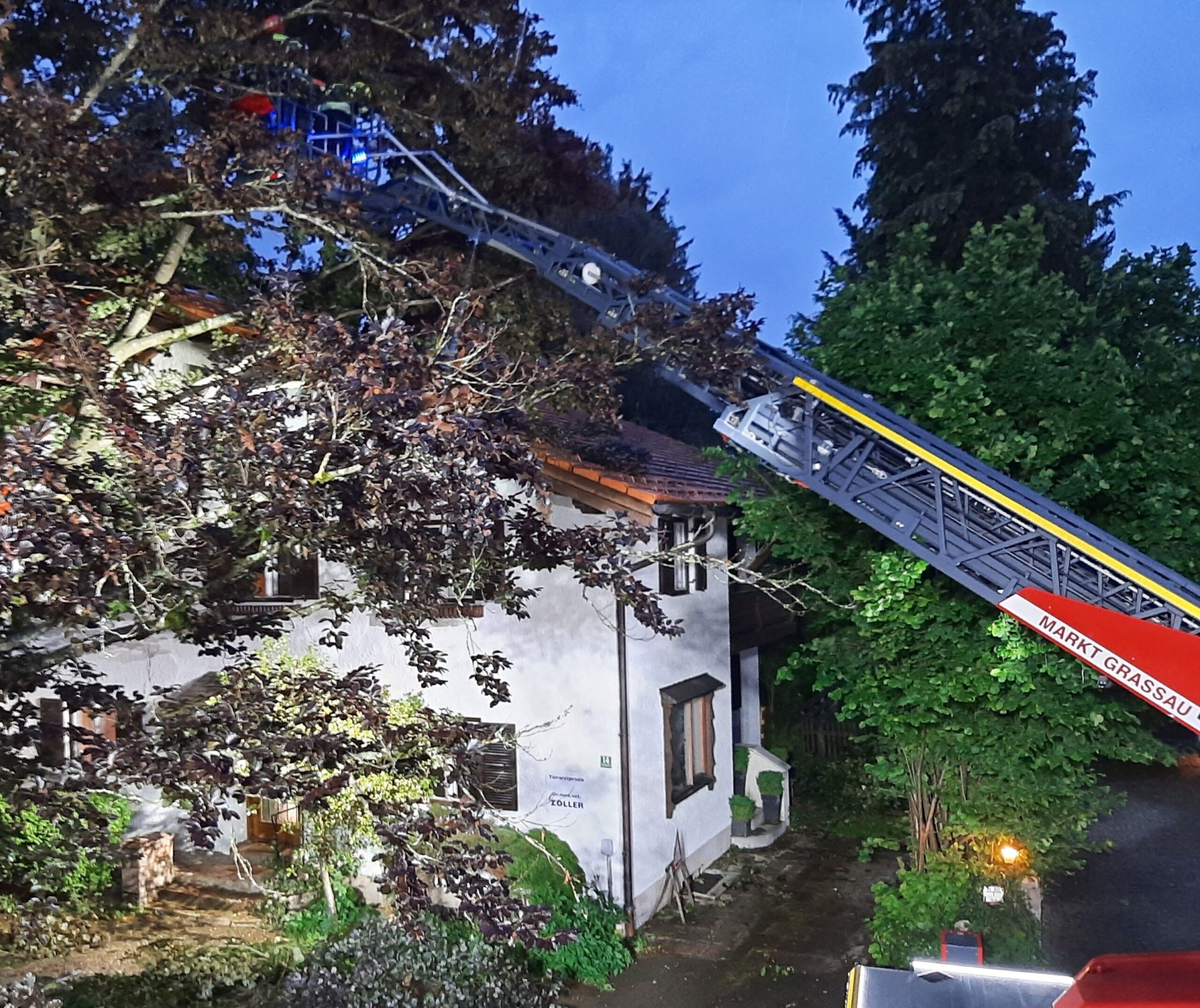 Baum auf Dach im Landkreis Traunstein, Gewitter