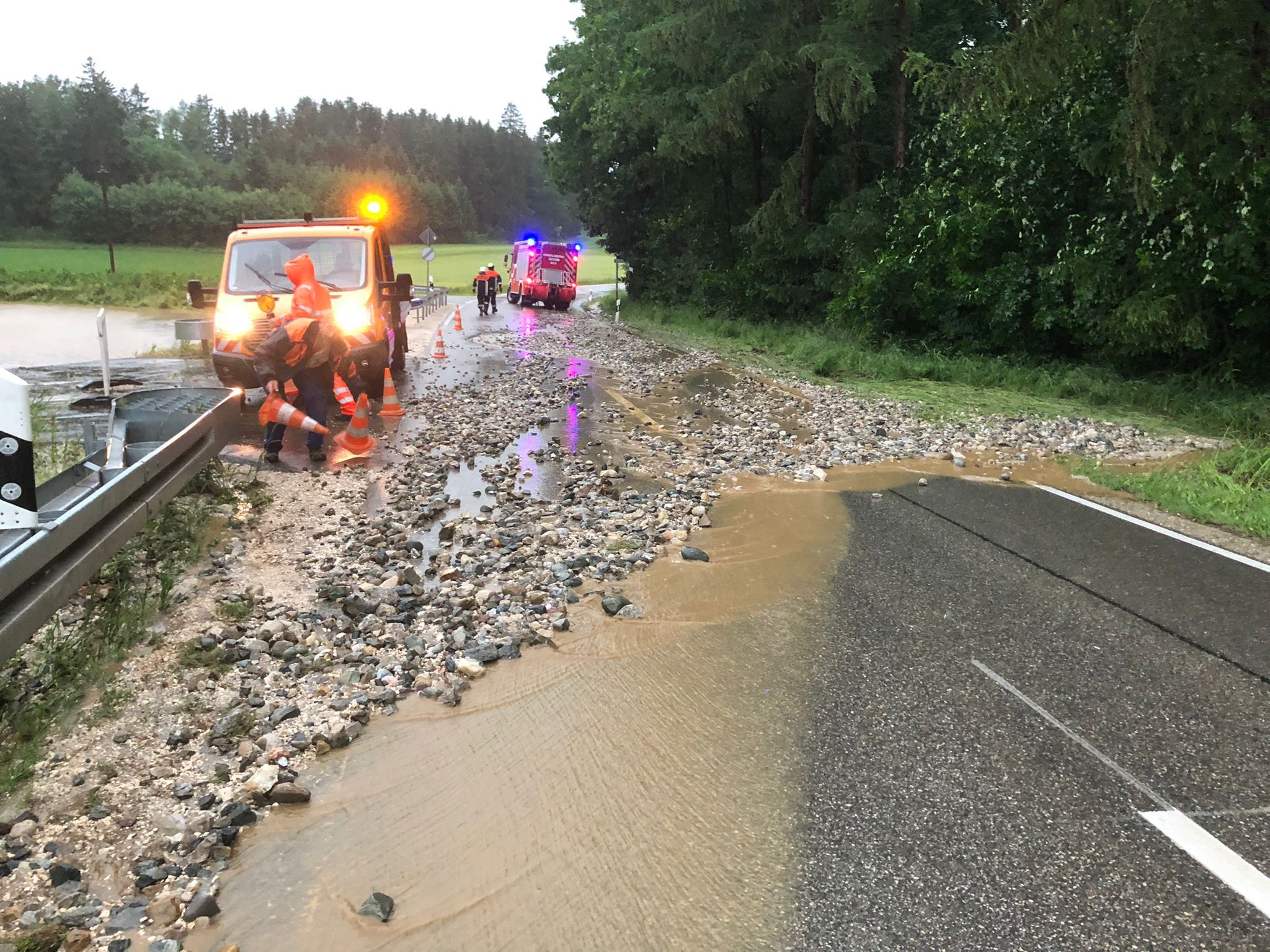 Ueberschwemmte Strasse mit vielen Steinen im Landkreis Traunstein