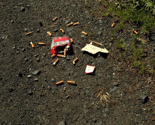 Zigarettenmuehl auf dem Boden