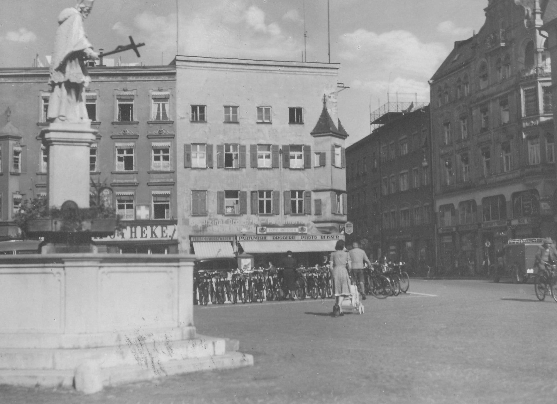 Max-Josefs-Platz in Rosenheim mit Nepomuk-Brunnen im Jahr 1952