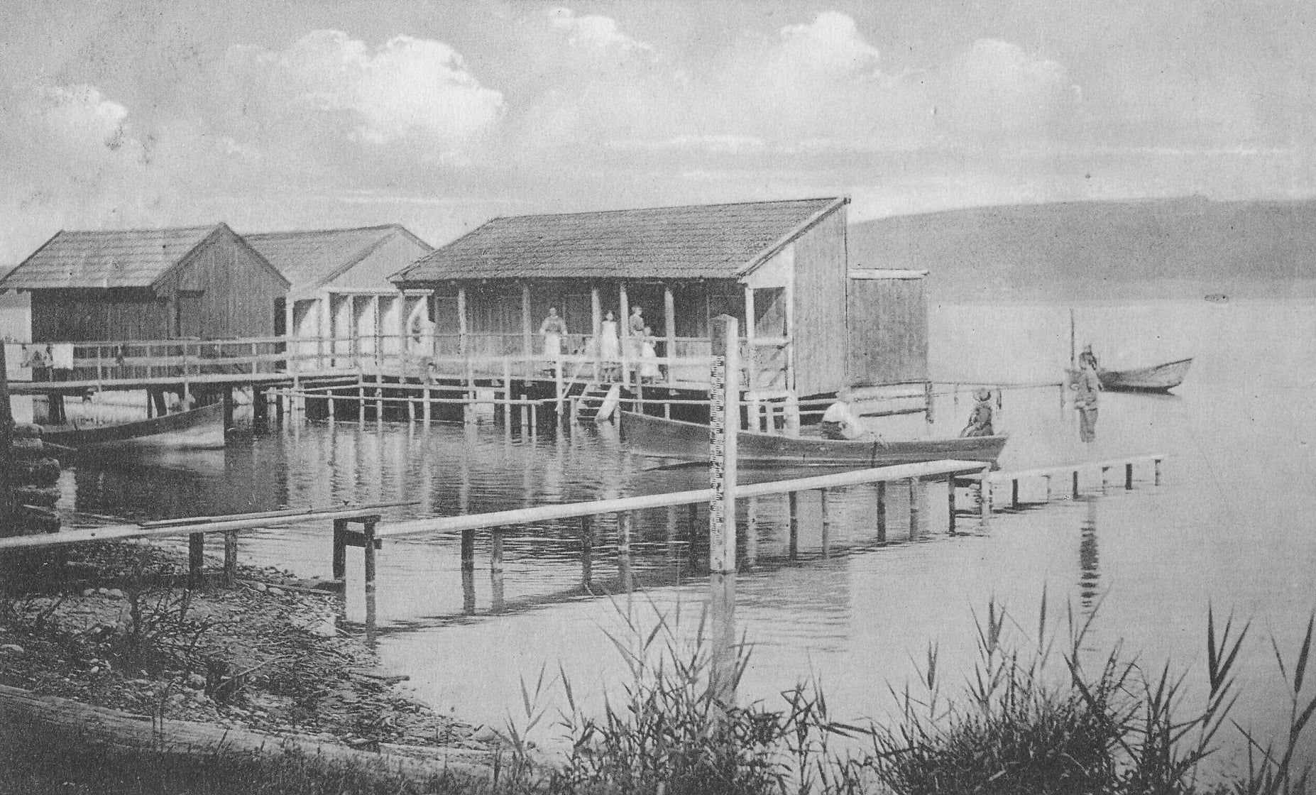 Badeplatz Krottenmuehl am Simssee mit Stege und Badehaeuschen im Jahr 1913