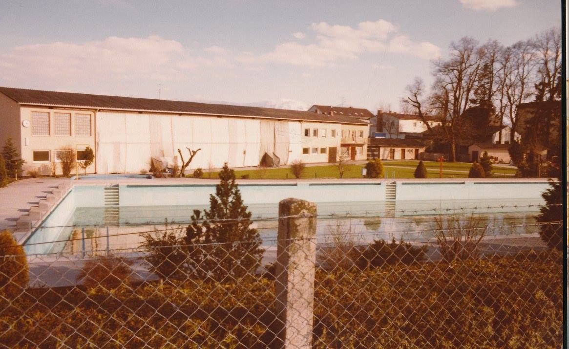 Blick auf Freibad Rosenheim über Zaun im Jahr 1981