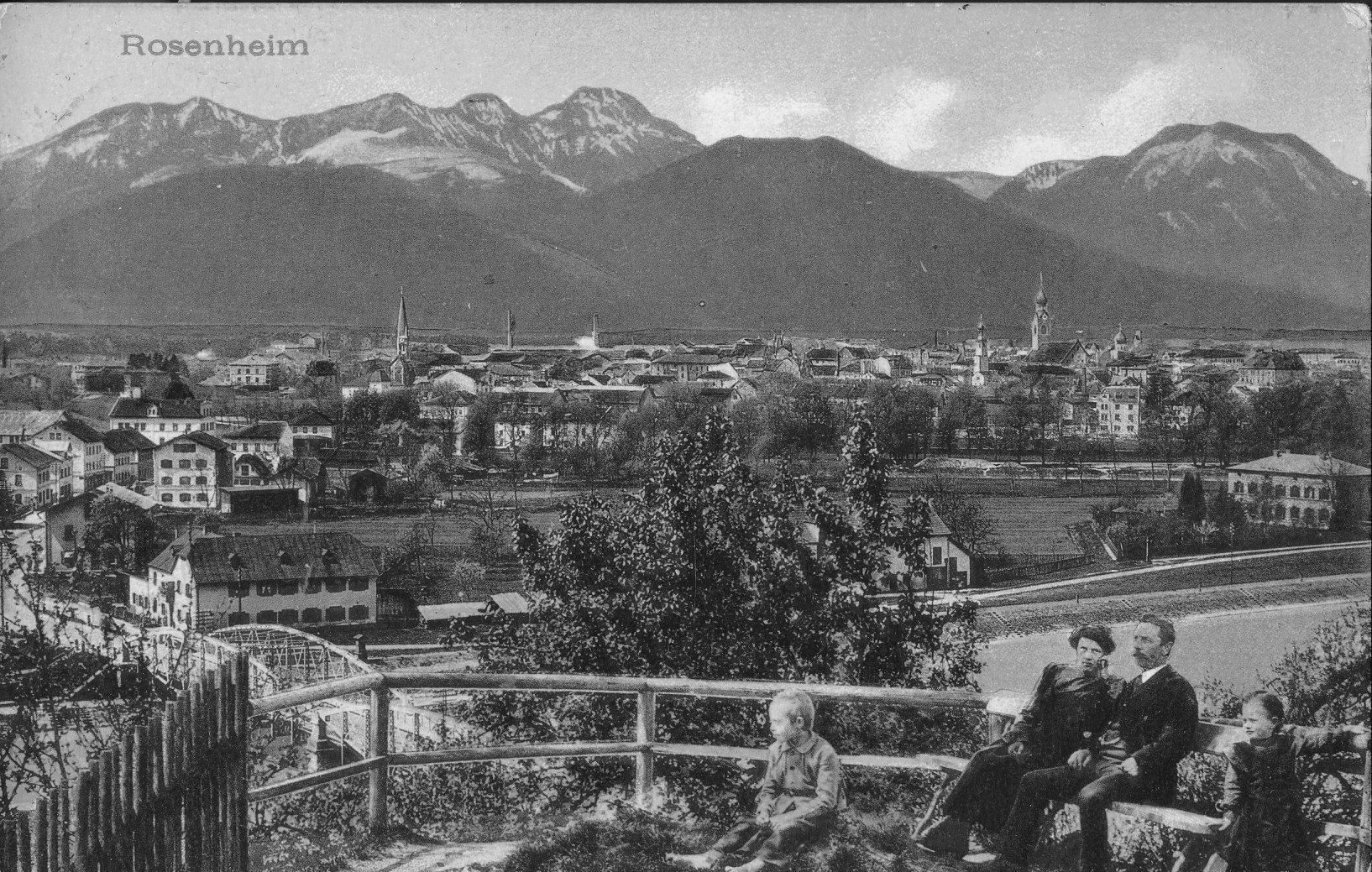 Foto aus dem Jahr 1906 zeigt Kuppe auf Schlossberg mit Blick auf Rosenheim und Berge