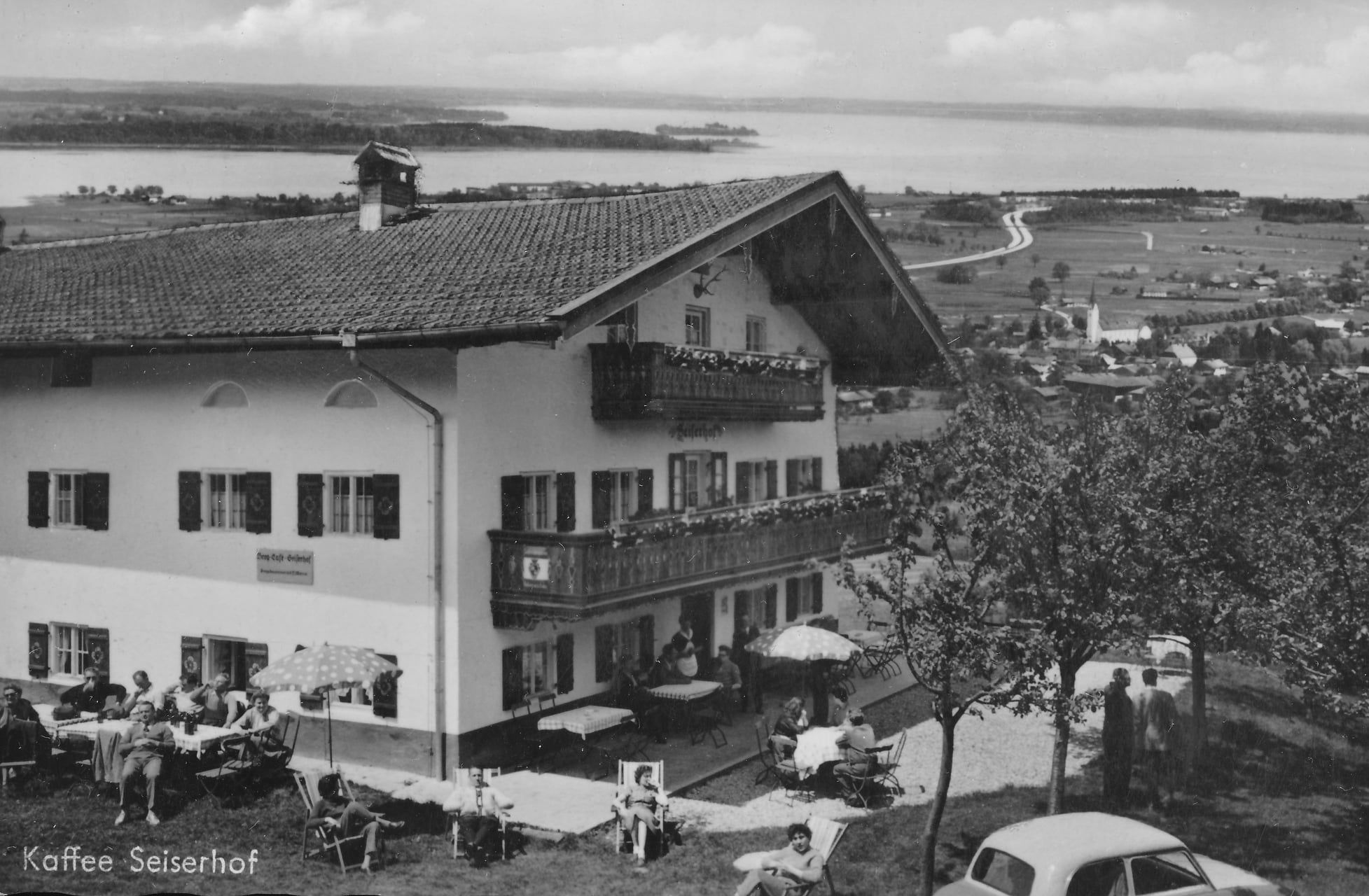 Fotografie des Seiserhof in Bernau am Chiemsee aus den 1960er Jahren zur Sommerzeit mit vielen Sommerfrischlern und Blick auf den Chiemsee