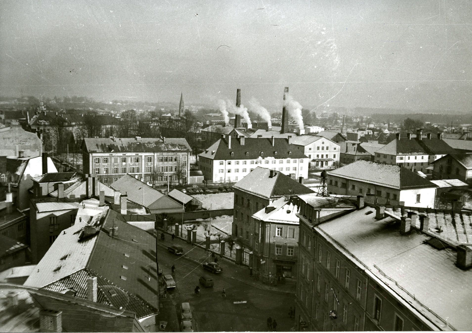 Historisches Foto von Rosenheim im Jahr 1954 mit Saline und Gefaengnis.