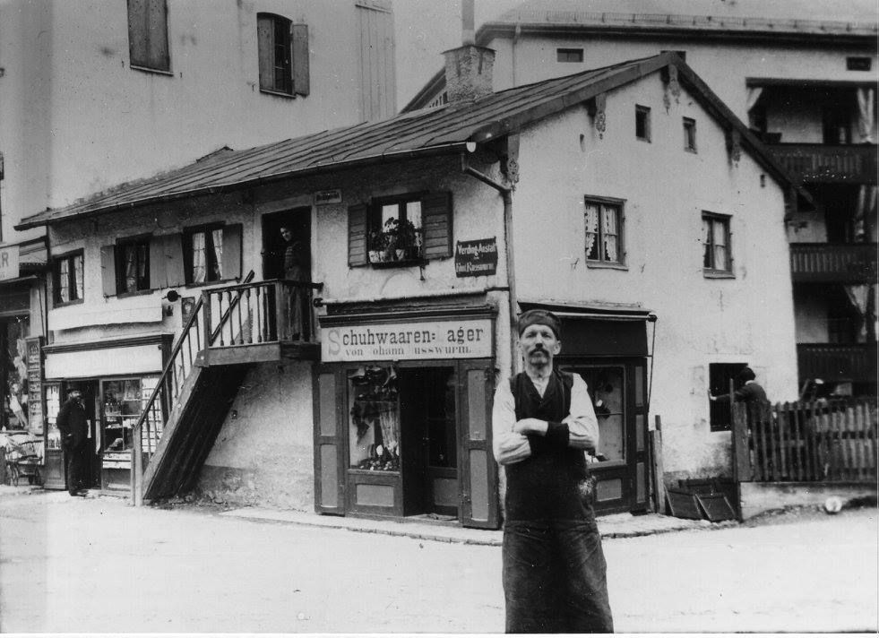 Foto zeigt Russwurmhaus am Ludwigsplatz in Rosenheim samt Eigentuemer davor im Jahr 1920