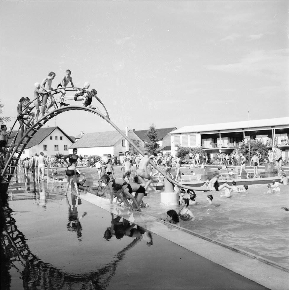 Blick auf Rutsche im Freibad Rosenheim im Jahr 1968