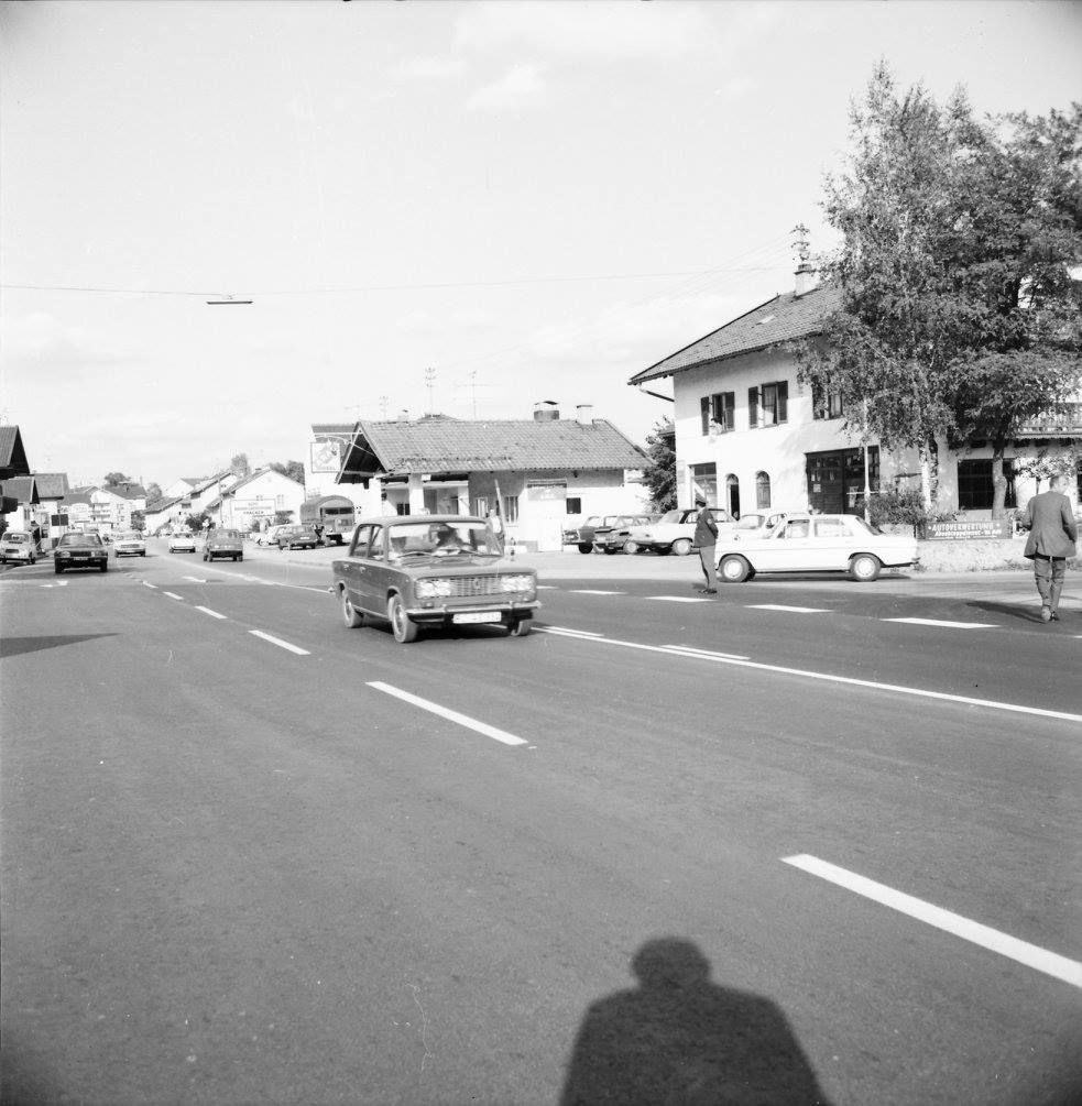 Foto aus dem Jahr 1973 - zeigt Kufsteinerstrasse in Rosenheim mit Oldtimer