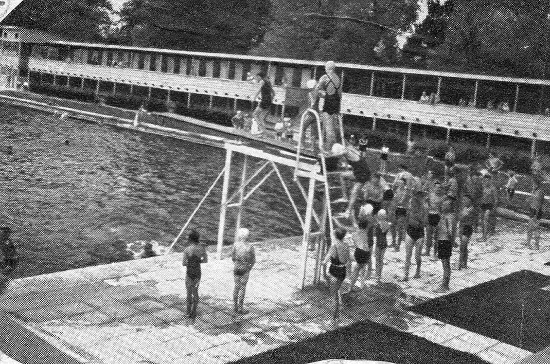 Blick auf Sprungbrett im Freibad Rosenheim im Jahr 1968