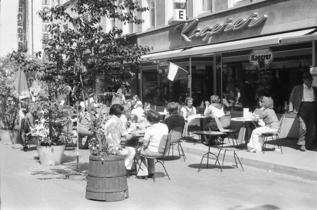 Foto aus dem Jahr 1979, schwarz-weiss, Cafe Kagerer in der Muenchner Strasse in Rosenheimz