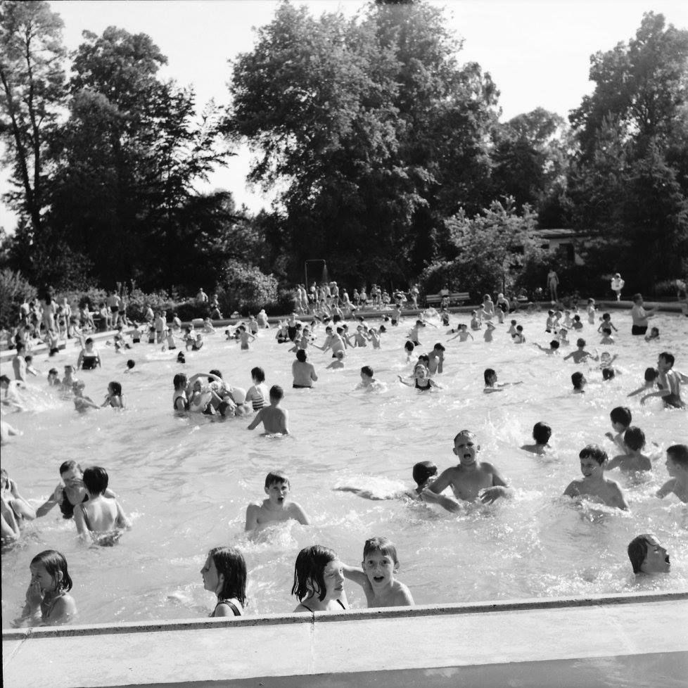Freibad - viele Menschen im Wasser, Aufnahme auss dem Jahr 1968