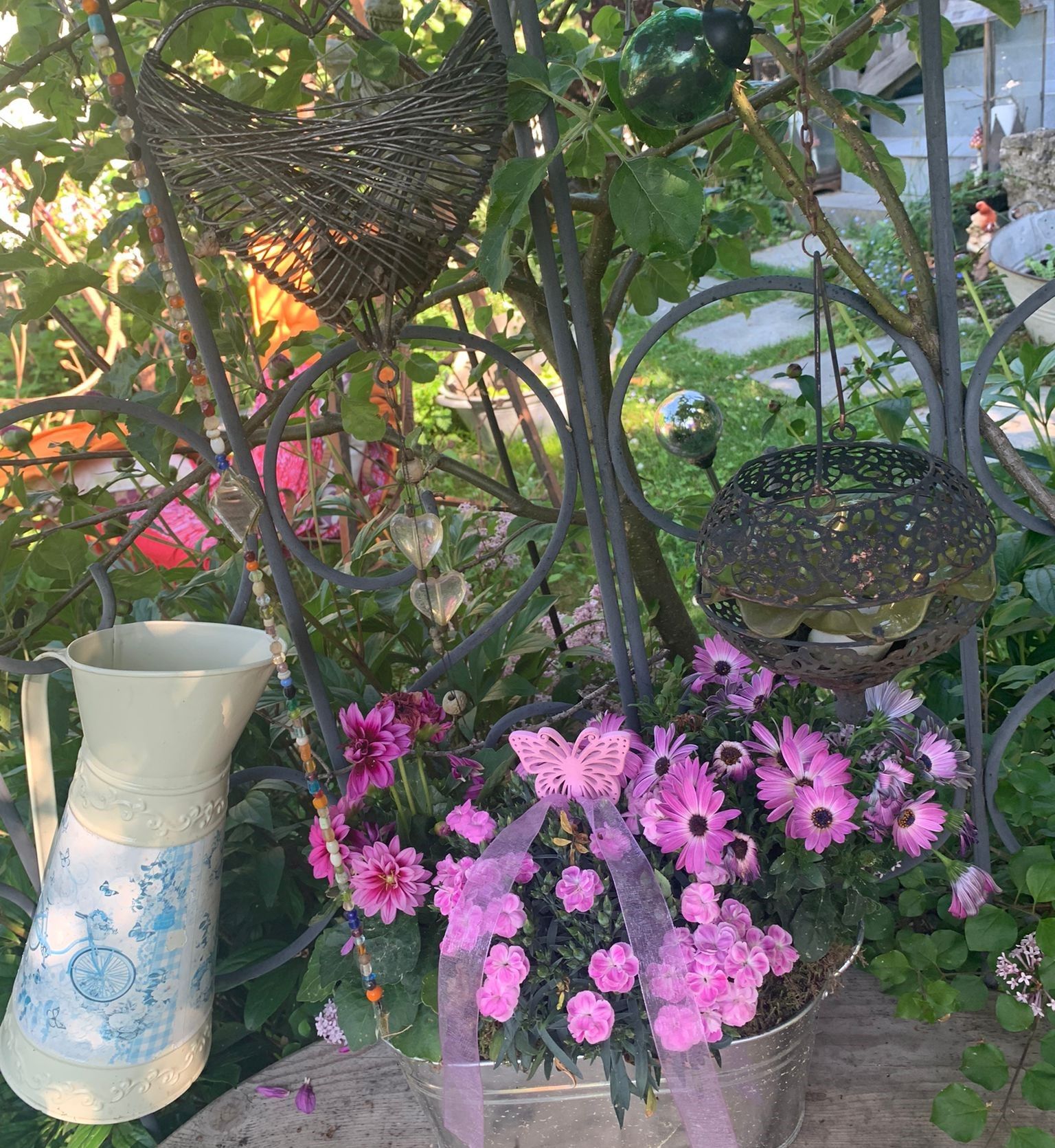 Gartenidyll mit Blumen nostalgischem Krug