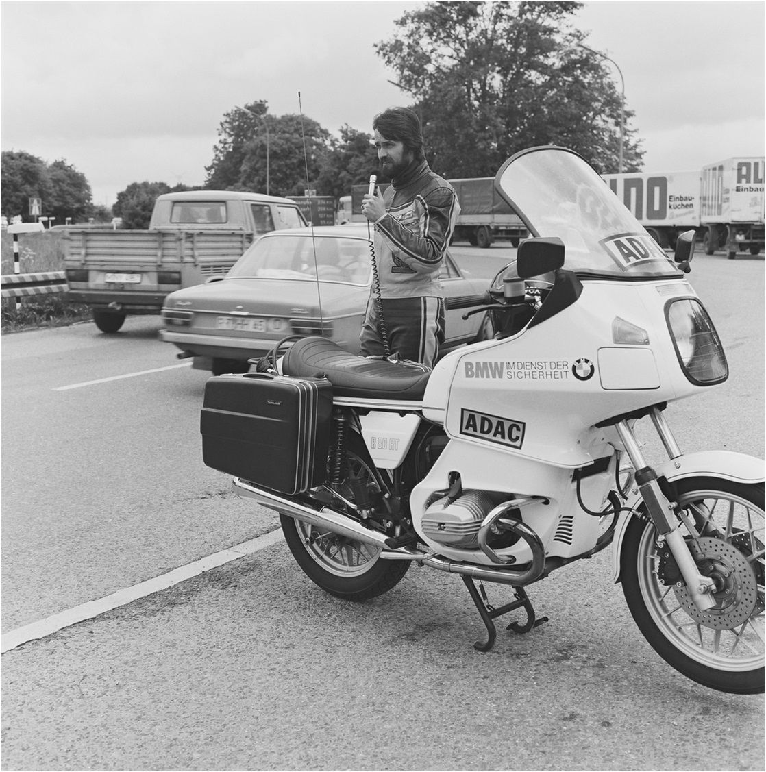 Nikolaus Dezasse mit Motorrad auf der Straße - Archivbild ADAC