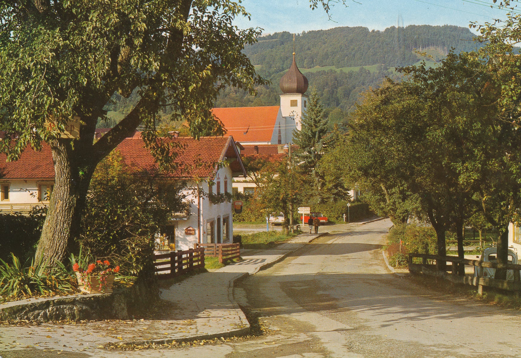 Bad Feilnbach mit Kirche und Bergen im Hintergrund im Jahr 1986
