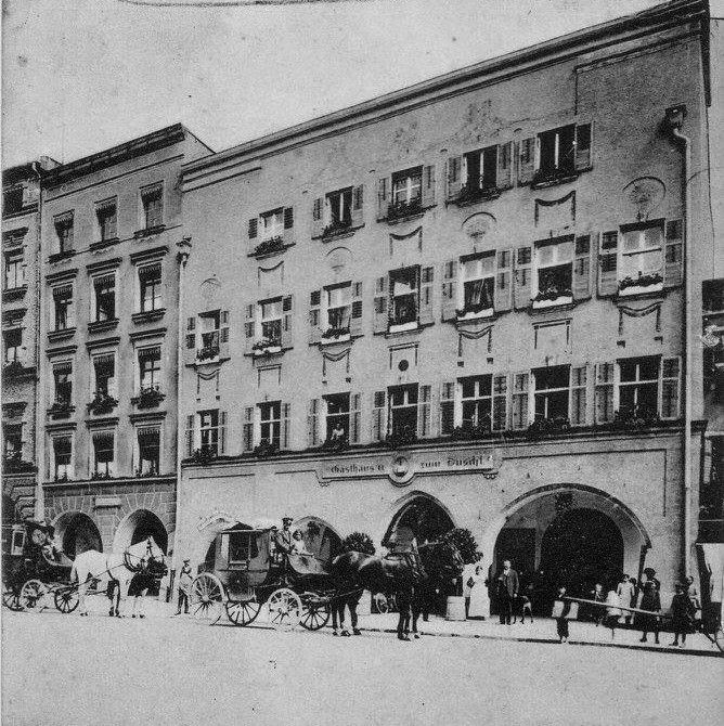 Gaststaette Duschl auf dem Max-Josefs-Platz in Rosenheim im Jahr 1918