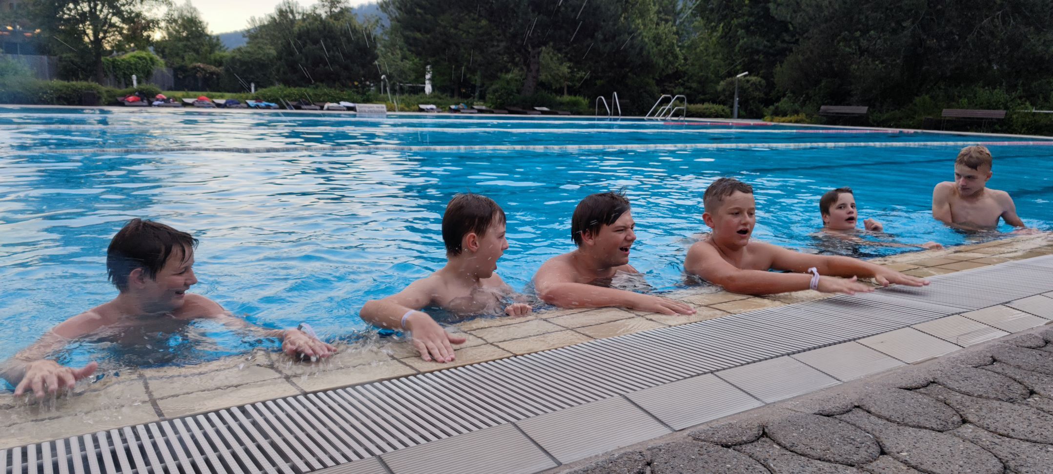 Blaulichtzeltlager Ruhpolding: Spaß im Schwimmbecken