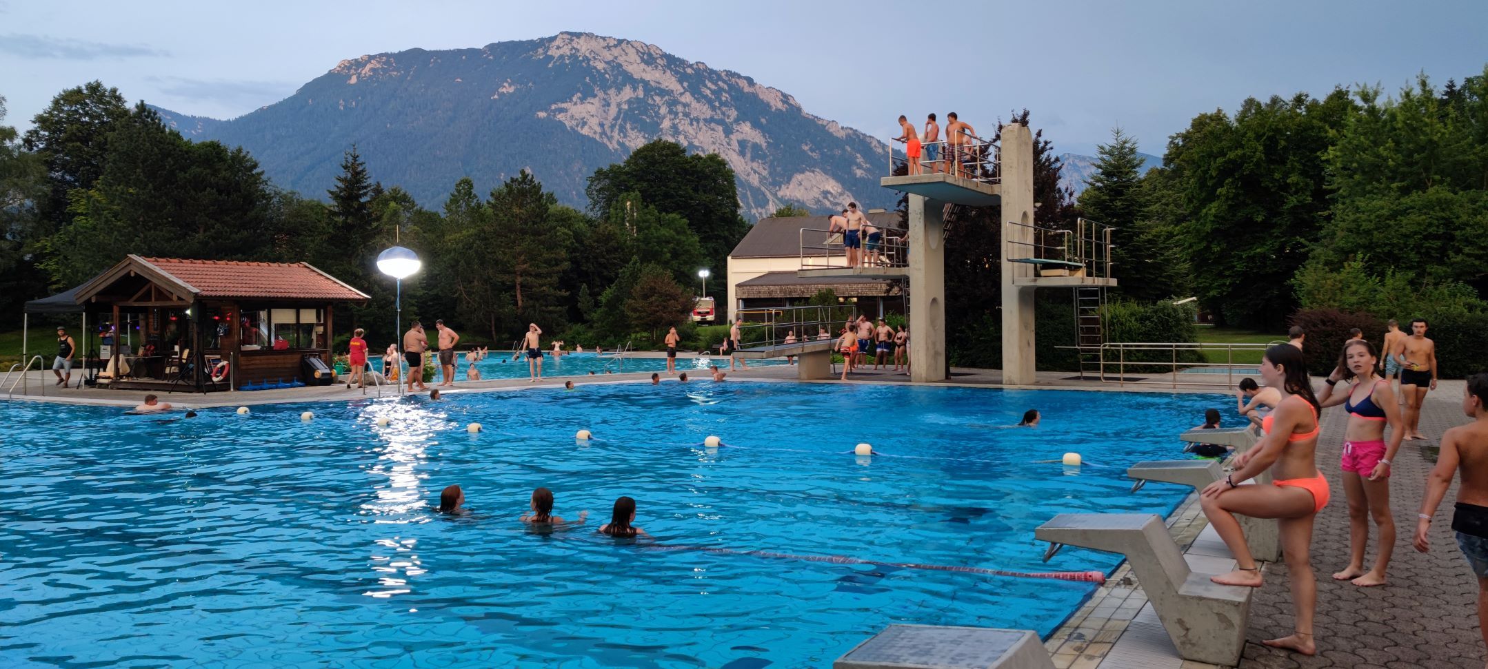 Blaulichtzeltlager Ruhpolding; Traumhafter Bergblick vom Schwimmbecken aus