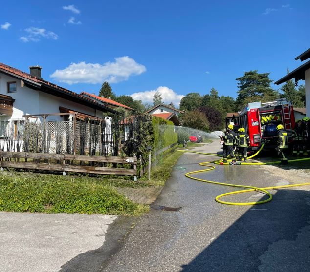 Heckenbrand durch Bunsenbrenner