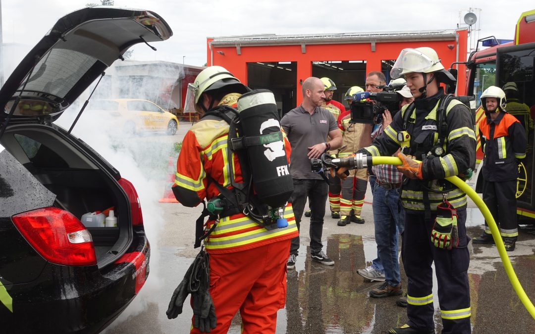 Bayernweit erstes Feuerwehr-Training an E-Autos