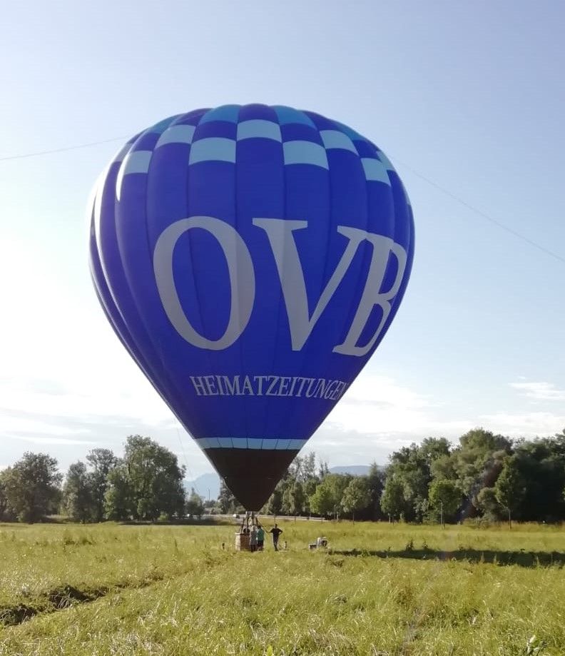 Heißluftballon in Blau auf Wiese mit Aufschrift OVB