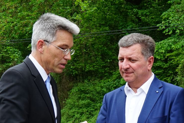Landratsamt Rosenheim zeigt Rosenheims Landrat Otto Lederer (links) und Bayerns Verkehrsminister Christian Bernreiter.