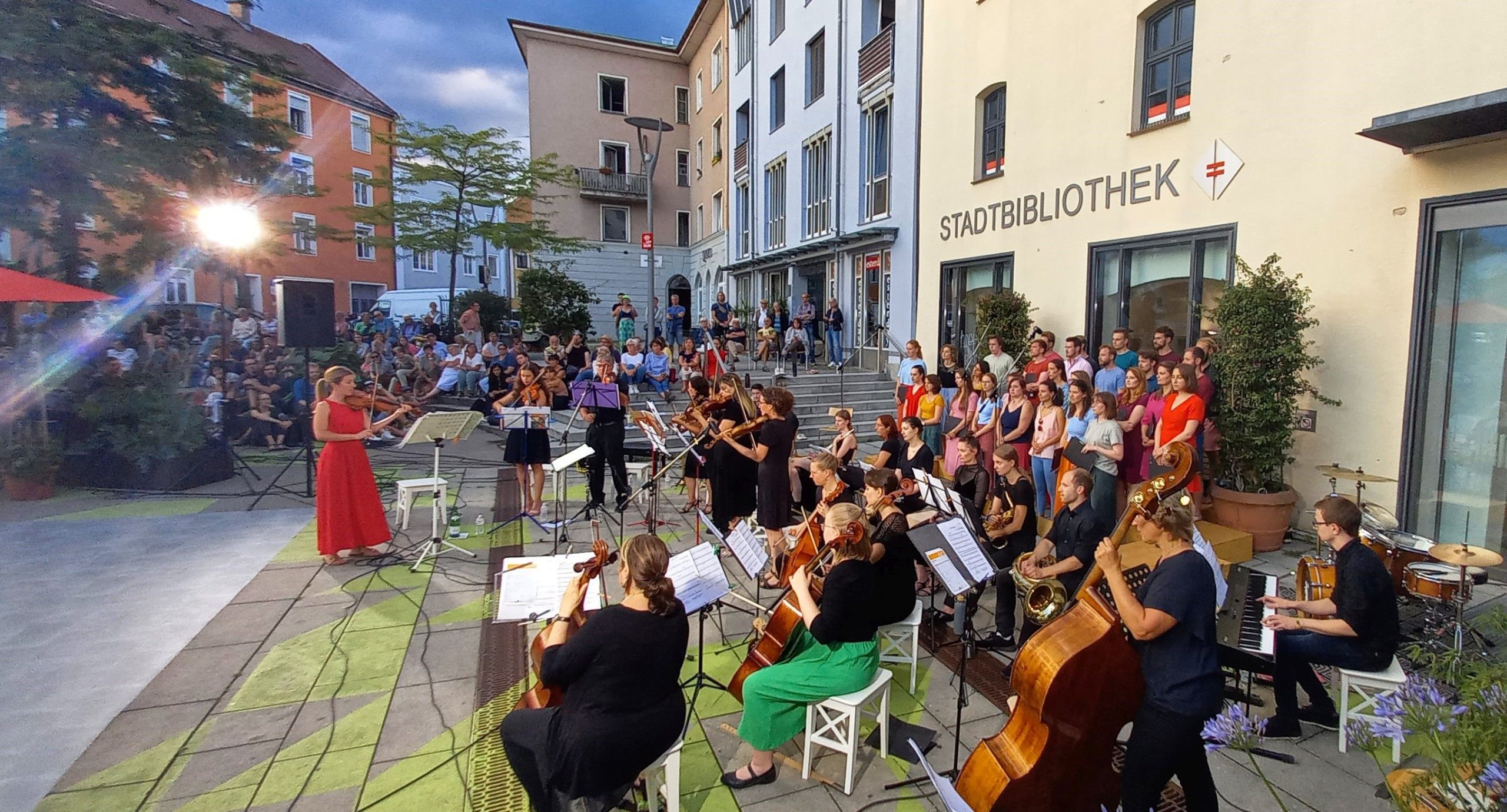 Klassik-Open-Air am Salzstadel - Orchester vor Stadtbibliothek