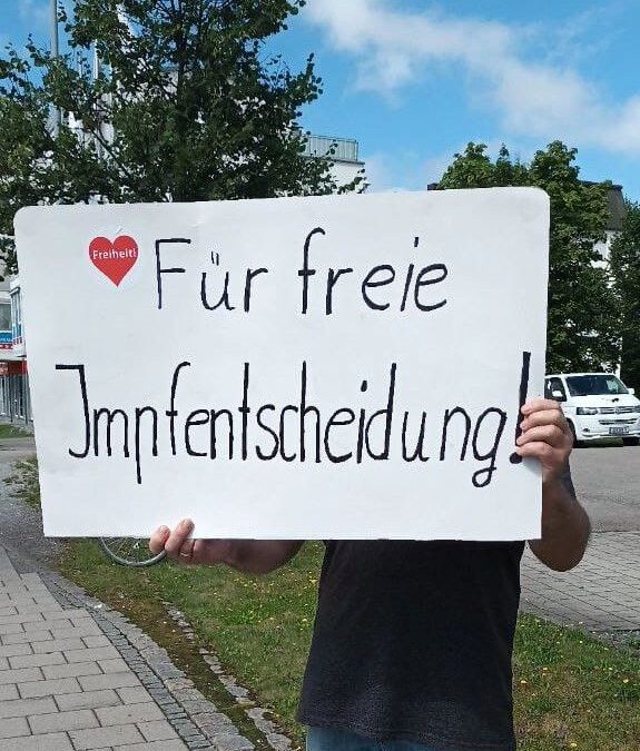 Schilder-Demo für freie Impfentscheidung