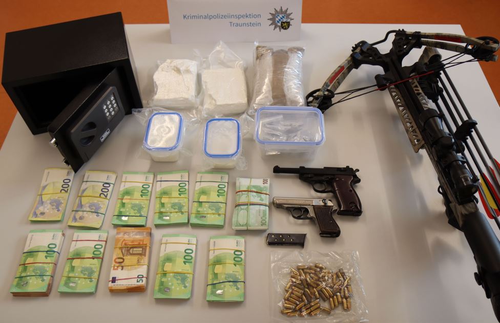 Kokain, Drogengeld und scharfe Waffe sichergestellt