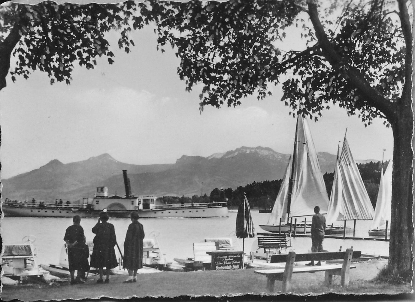 Historische Aufnahme 3 Frauen von hinten am Ufer des Chiemsee mit Segelbooten