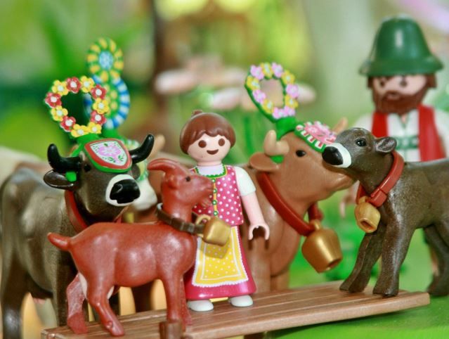 Playmobil-Figuren im Bayern-Stil mit Kühen beim Almauftrieb