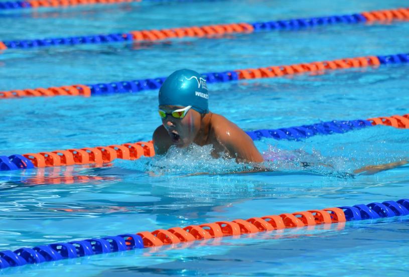 Schwimmwettkampf - Frau beim Schwimmen