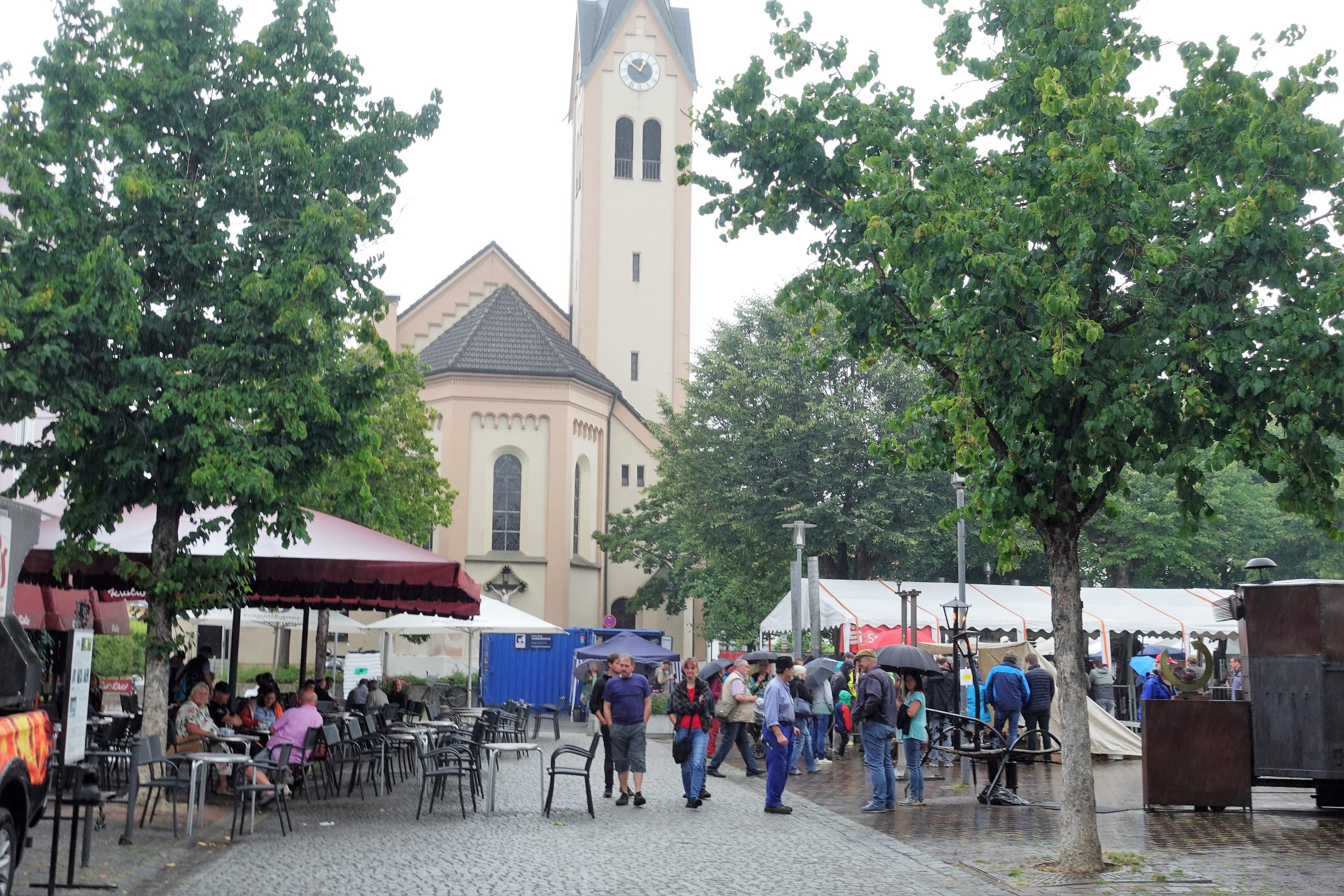 Biennale Kolbermoor -Blick auf das Schmiedetreffen vor der Kirche